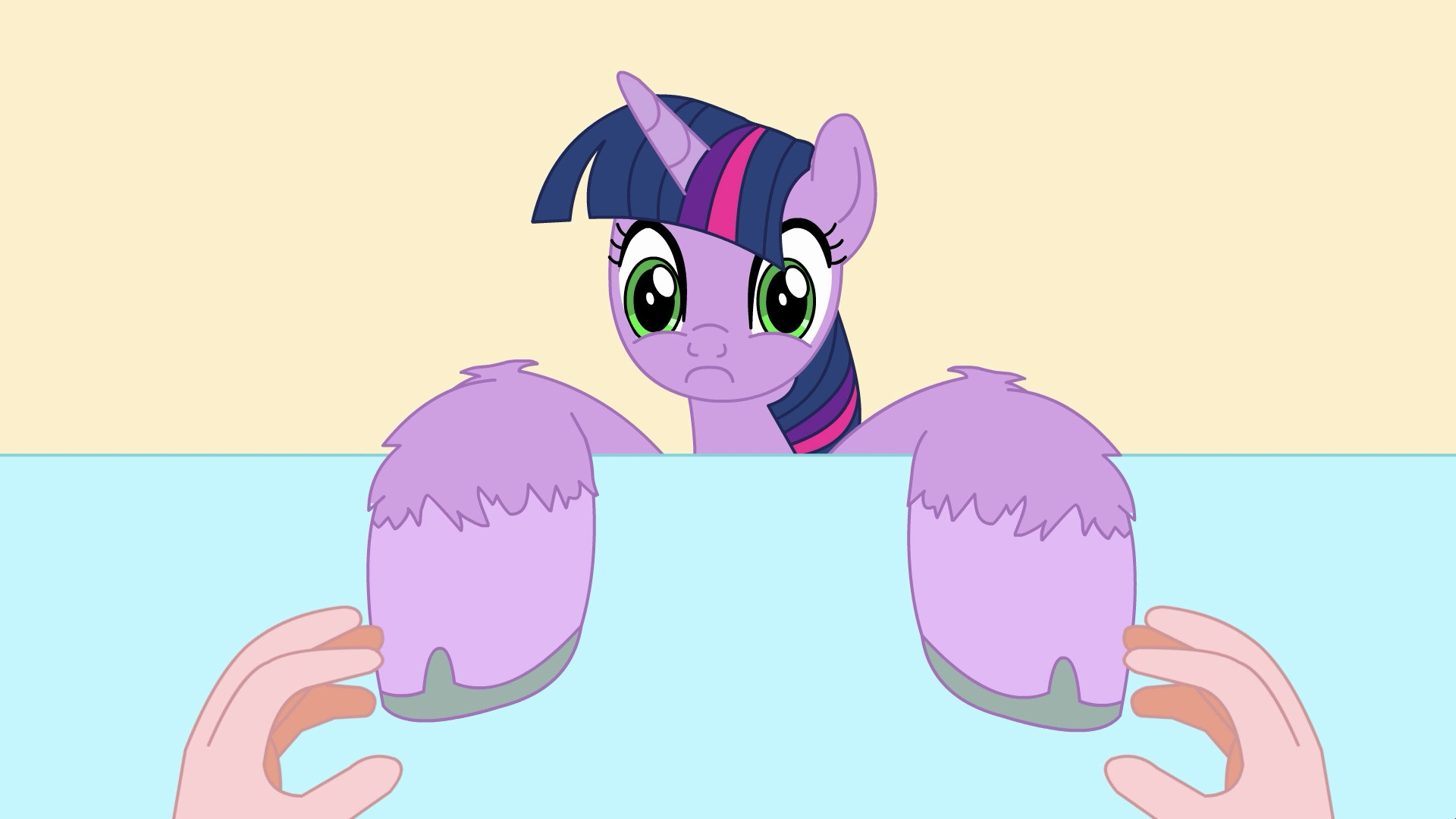 帮助小马紫悦修脚蹄子