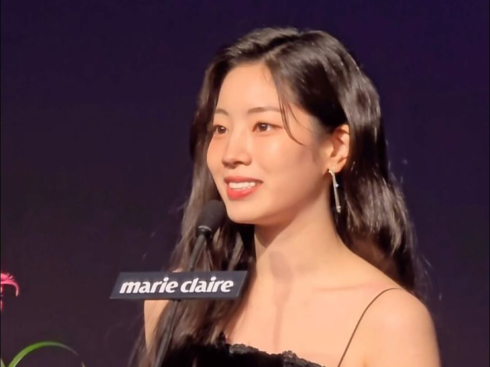 【TWICE】241003 多贤 首次在釜山国际电影节上获得新星奖 Marie Claire 亚洲明星盛典2024哔哩哔哩bilibili