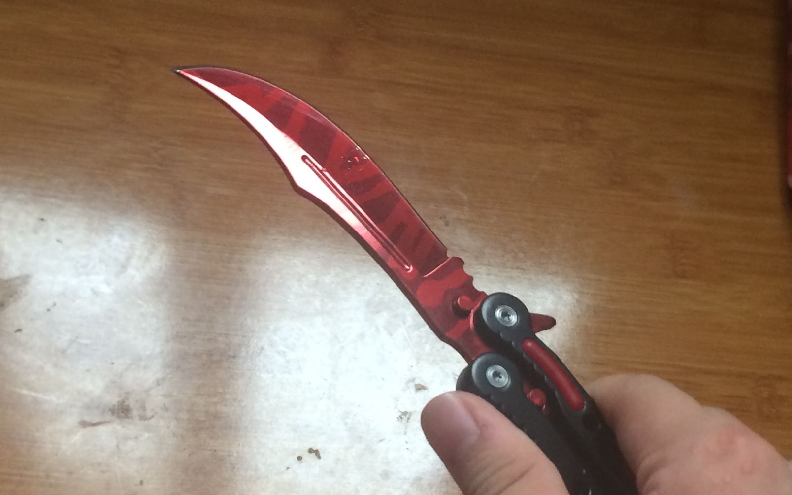 蝴蝶刀csgo实体蝴蝶刀比游戏里还帅的甩刀动作