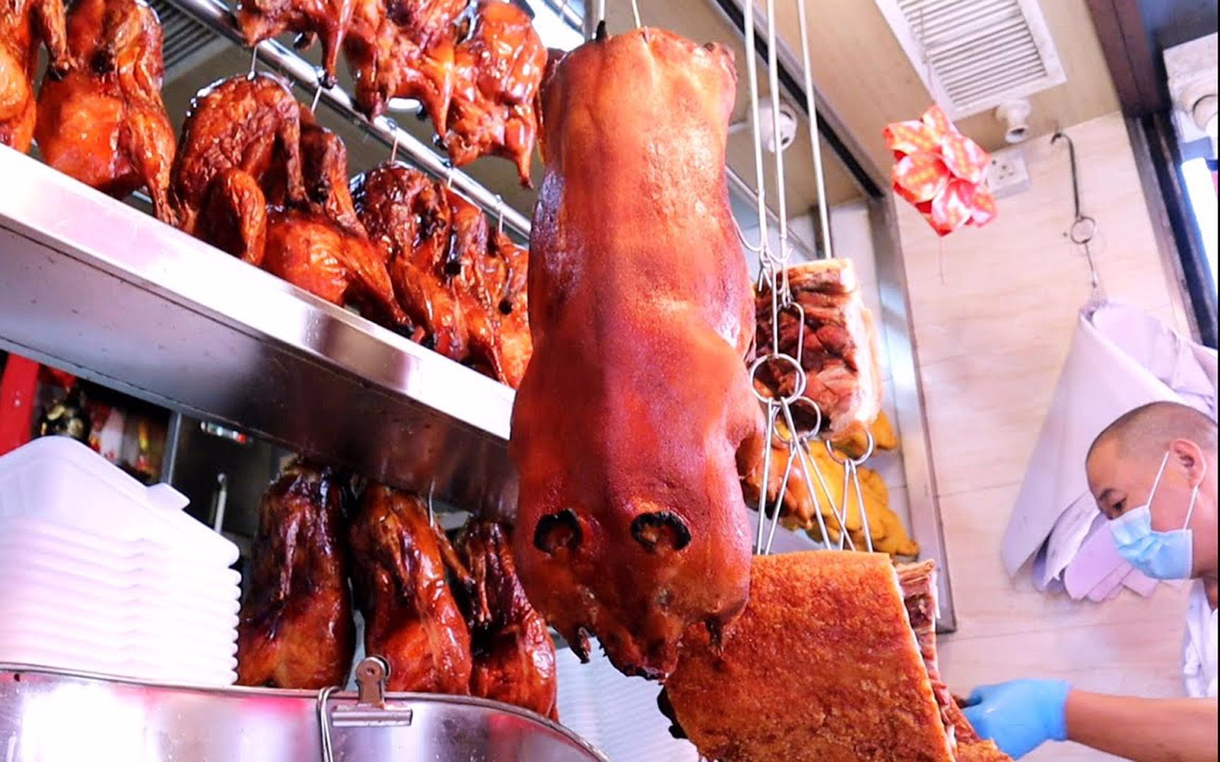 香港街头美食烤乳猪,生意火爆,150元一斤,物价高得吓人!