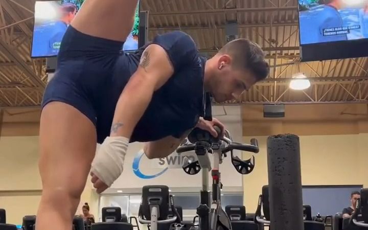 肌肉男的一字马了得