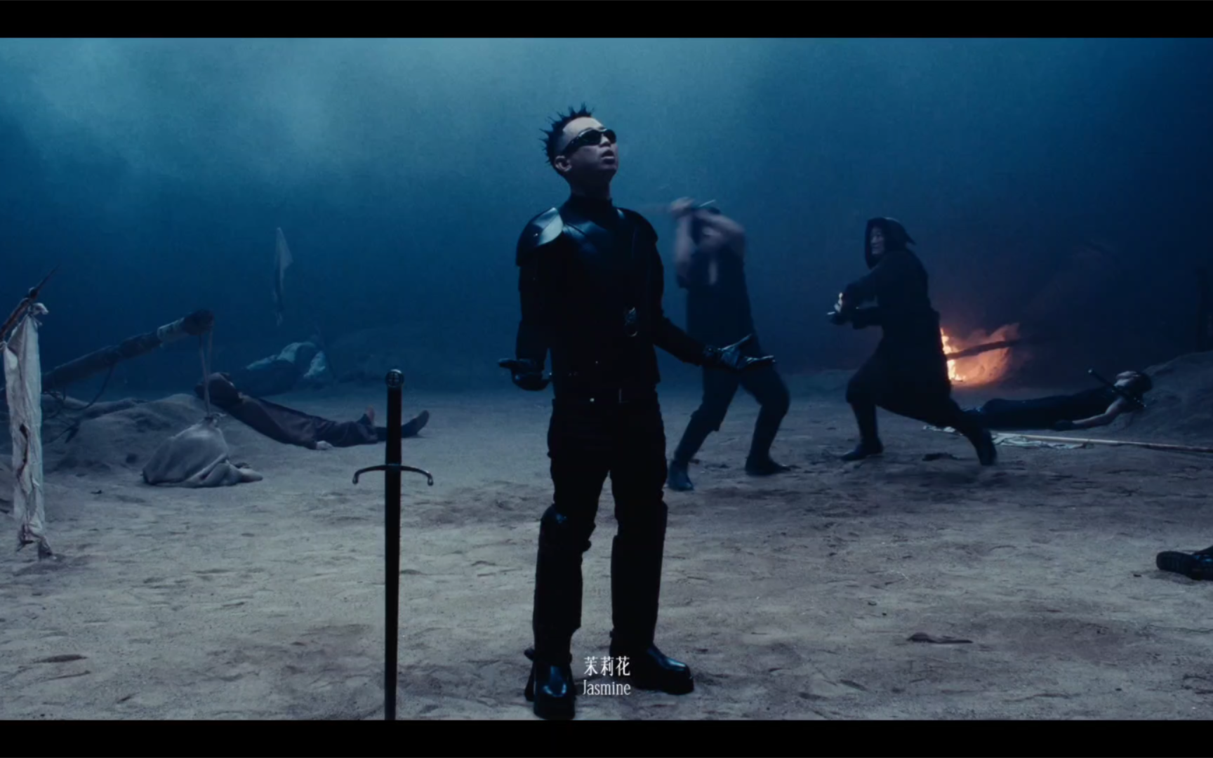 绝了!gai《茉莉》mv"这世道看上去月白风清,一个不留神就万箭穿心"