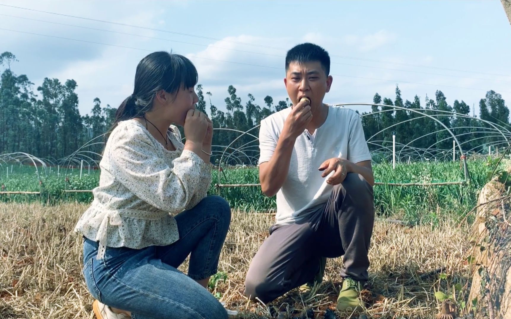 農村媳婦燒土豆地裡吃什麼都香土豆這樣吃真過癮