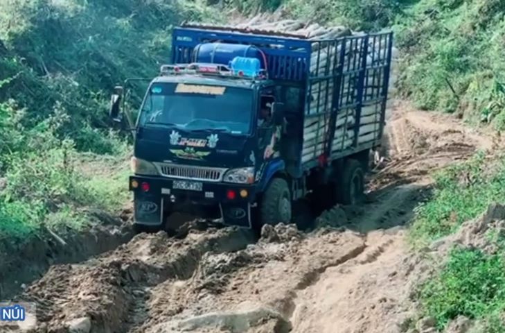 大型卡车行驶在极其泥泞的道路哔哩哔哩bilibili