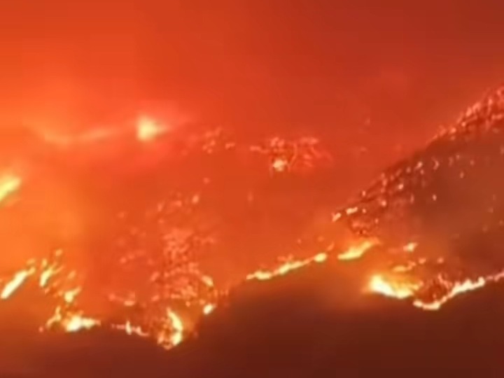 广西贵港突发山火 覆盖整个山头,深夜整片天空被染成了红色,贵港应急:火势已控制无人员伤亡哔哩哔哩bilibili