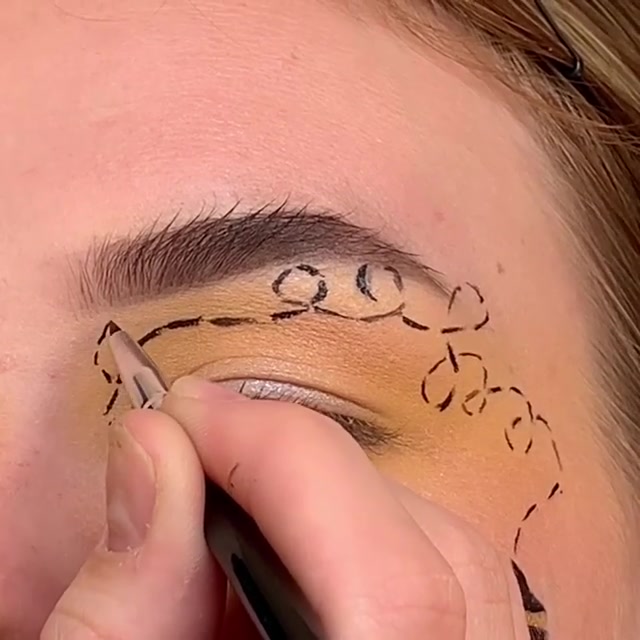 蜜蜂主题的创意妆容教程