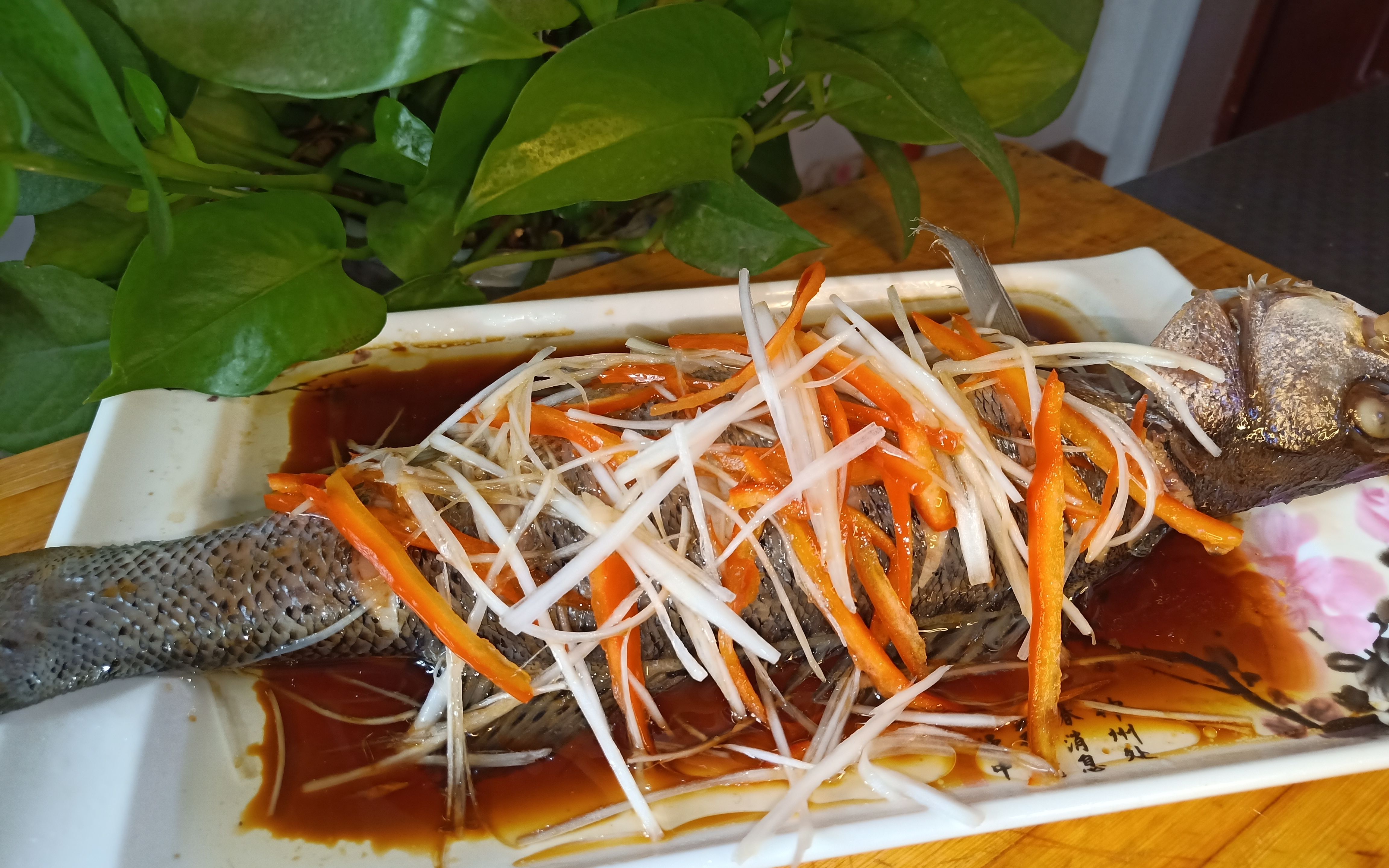 大厨教你"清蒸鲈鱼"的家常做法,记住这一步,鱼肉鲜嫩无腥味,年夜饭做