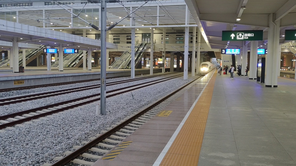 crh380b担当g7745次列车亳州南-黄山北进阜阳西站