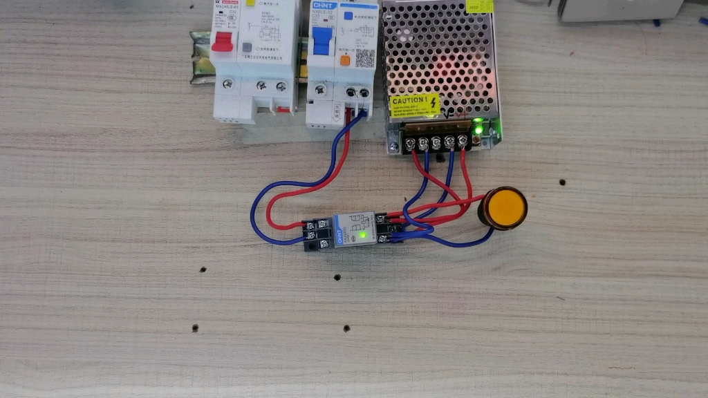 第59集:一个继电器控制一盏220伏灯,反向接线可以实现灯无限循环闪烁!