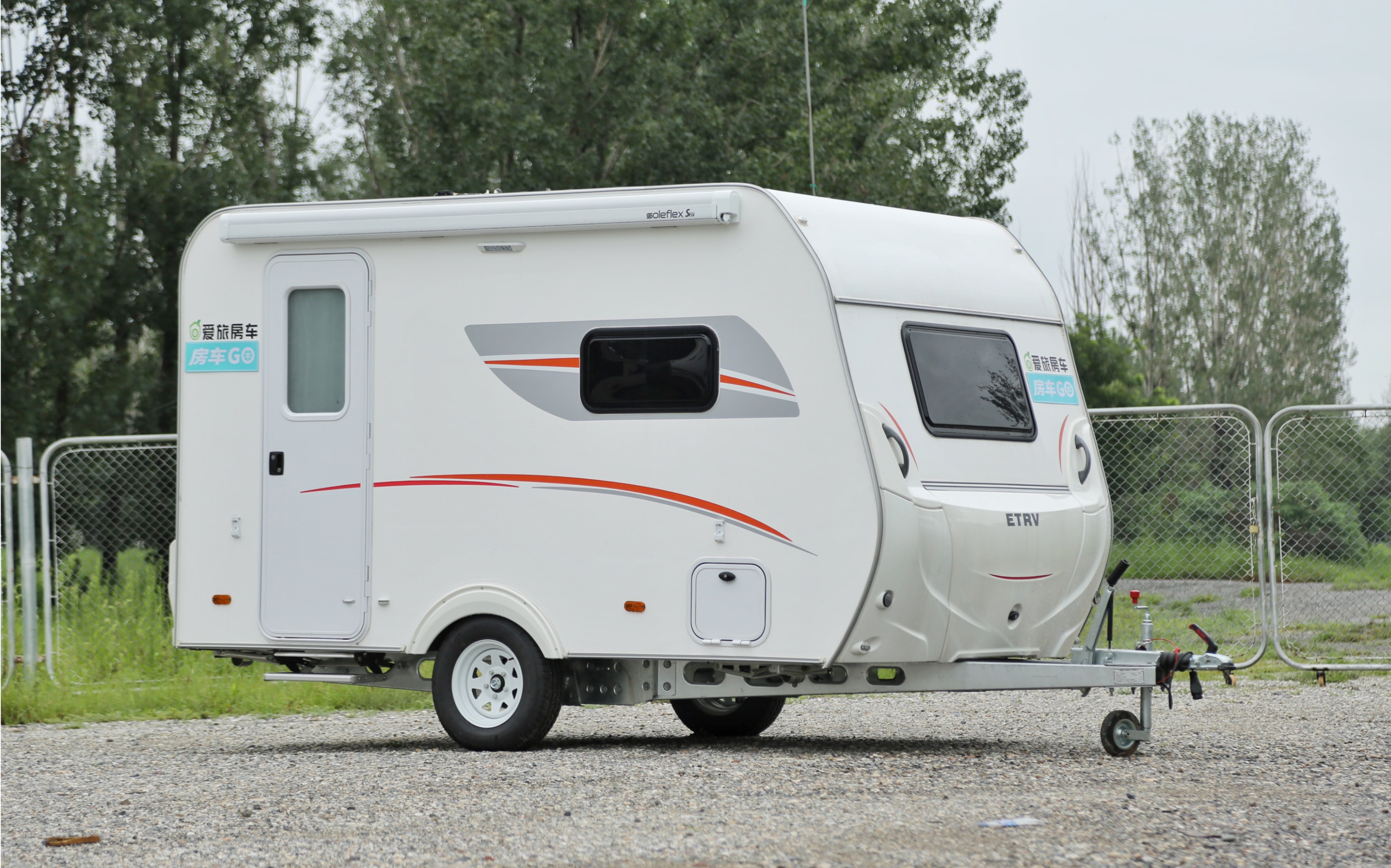 适合小夫妻居住的国产小型拖挂房车 看看是你的菜吗?