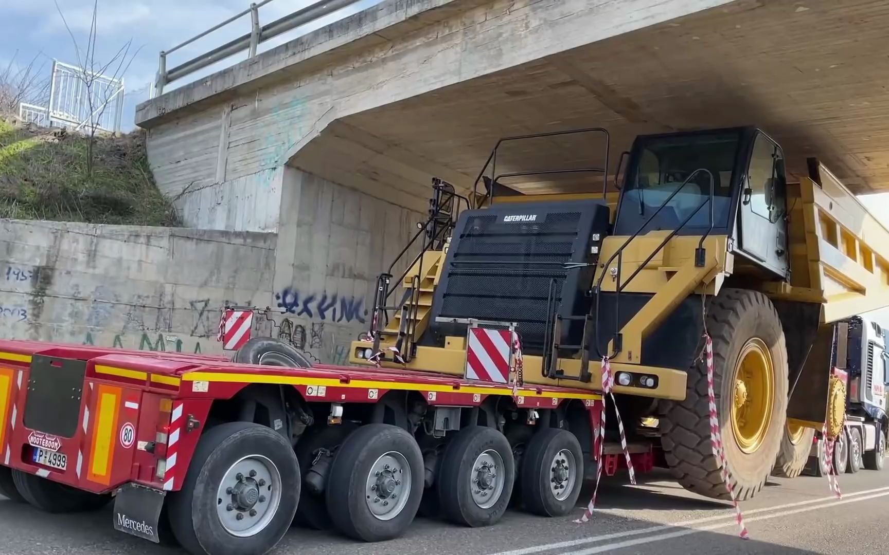 【大件运输 超大的矿用卡车】奔驰阿克托斯8*6运输卡特777f矿用自卸车