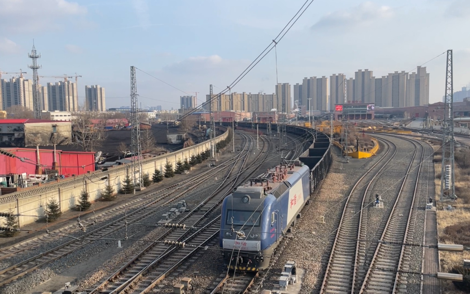 哈局哈段hxd30662牵引64辆空敞车编组的货物列车进入哈尔滨东站鸣电笛