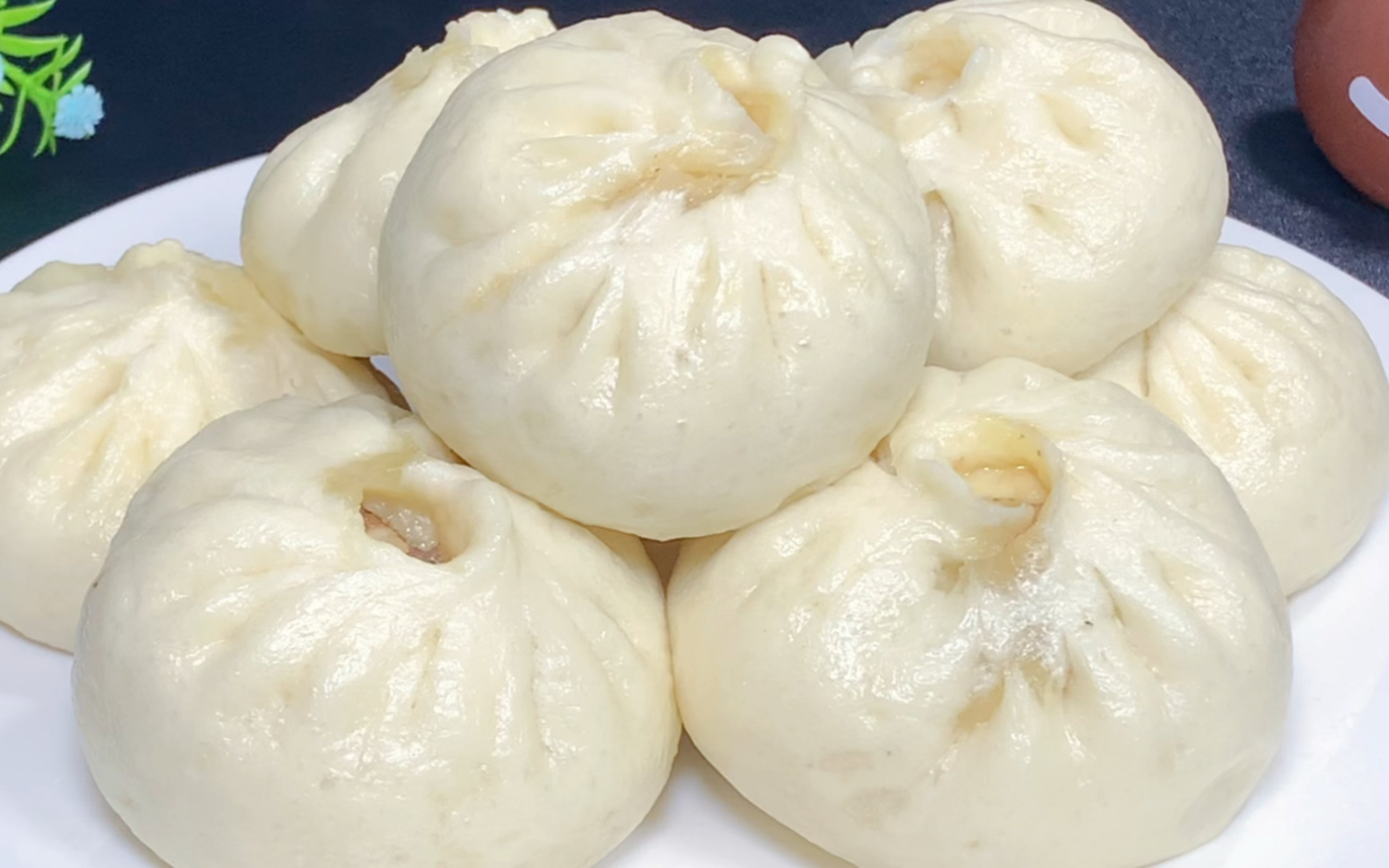 今天礼拜天又来霍霍面粉,给家人做了最爱吃的肉包子,皮薄馅大