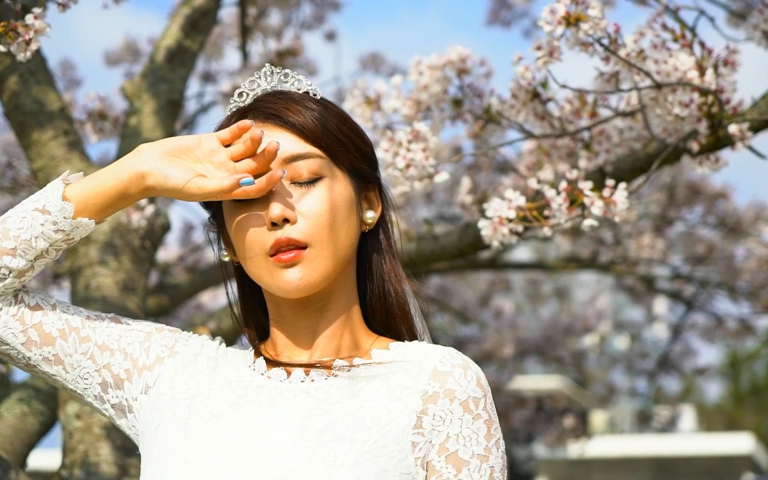 赛车模特柳多妍身着婚纱在济州岛 婚纱摄影区拍摄 油菜花和樱花