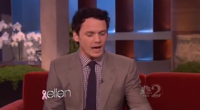 [图]Anton Yelchin and Felicity Jones on Ellen (10_26_2011)