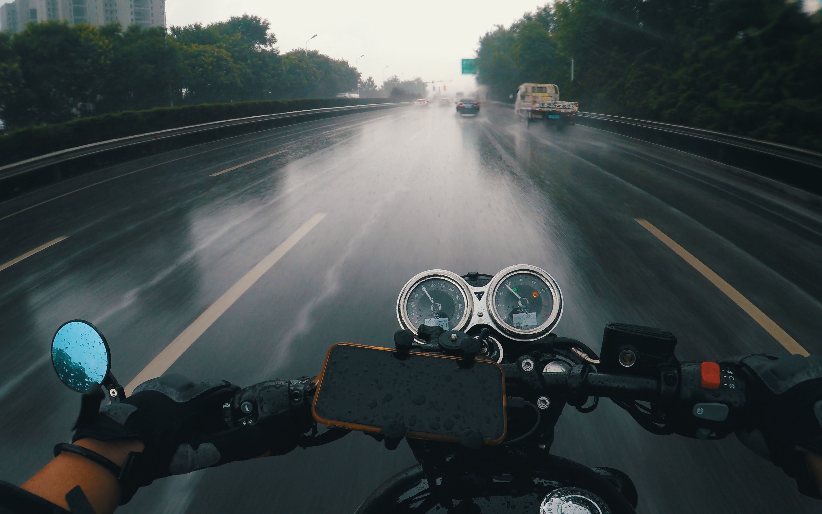 骑个车感觉差点被淹死...暴雨天骑车倍加小心《催眠向 低风噪 有BGM 日常骑行记录》 凯旋Bonneville T120哔哩哔哩bilibili