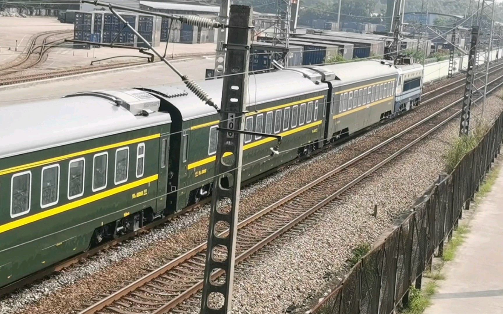 广铁广段ss80145担当55016/5次牵引3节z230车底和12节yw25t,1节ca25t