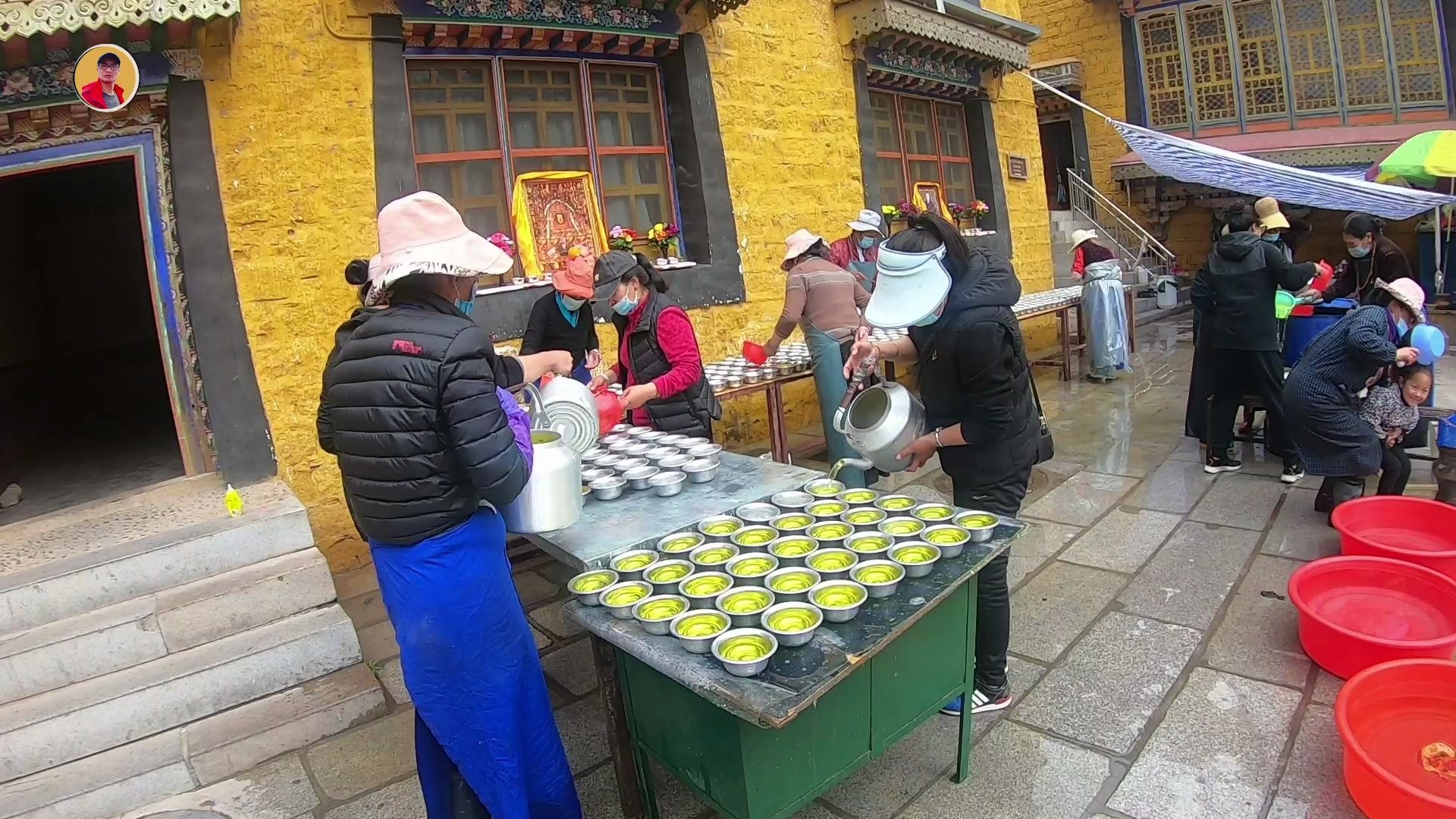 自驾游拉萨扎基寺里一群人把碗里满上水后倒掉又满上做什么