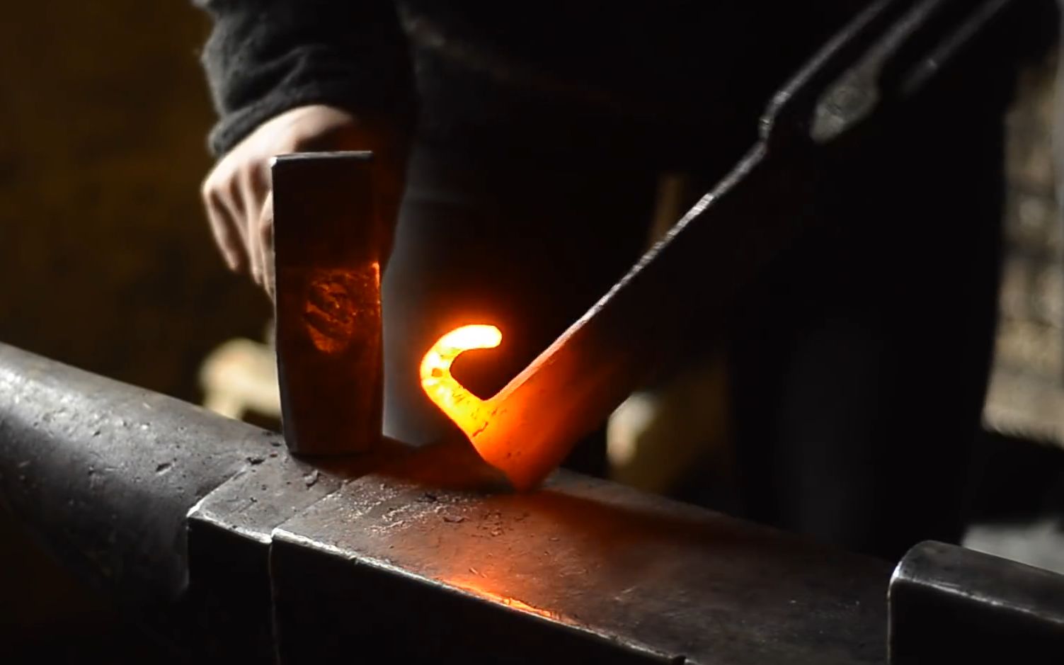 金属工艺锻打磨砺制造一把北方小柴刀还有独特的树皮刀鞘