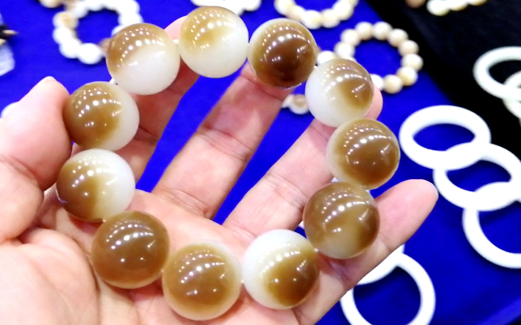 和田玉糖白料手串,红糖白玉漂亮,不多见的糖料和田玉手串