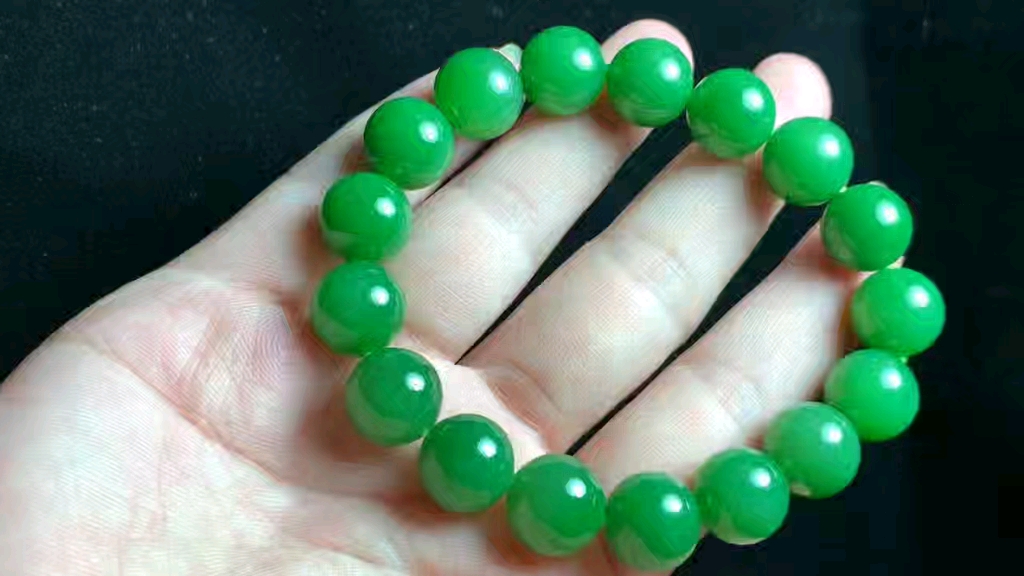 和田玉碧玉俄料阳绿手串手链,油性十足,密度均匀,材料细腻干净,品相