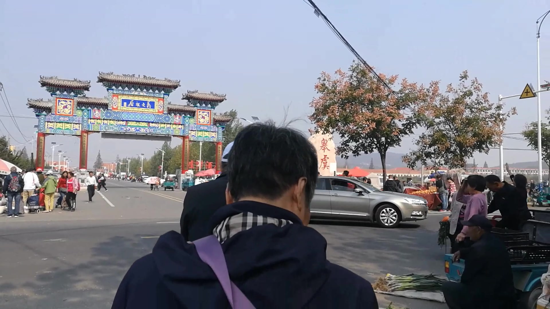 [图]青岛地铁11号线皋虞地铁站出站 千年皋虞古城赶大集 寻孩童时记忆 两千年历史的皋虞古城赶集 王羲之祖脉在这里 即墨古城牌坊很厚重