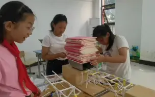 Descargar video: 纸桥承重制作视频