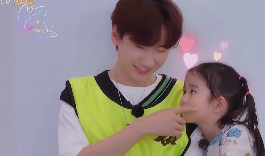 汪苏泷你眼睛不大我眼睛大啊,这小女孩,换谁受得了.