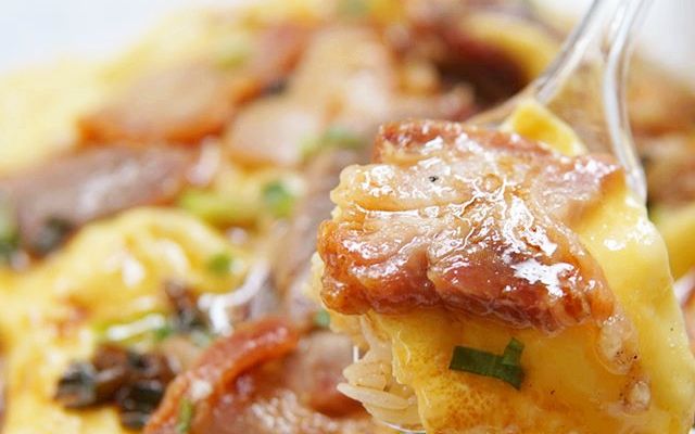 滑蛋叉烧看裹着嫩滑蛋液的烧味能拉丝