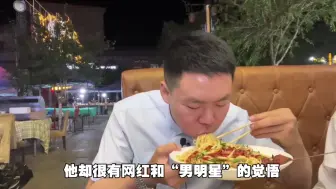 Скачать видео: 佳伟饿了开直播，主播吐槽佳伟收获嘉年华，佳伟当场怒摔暴走