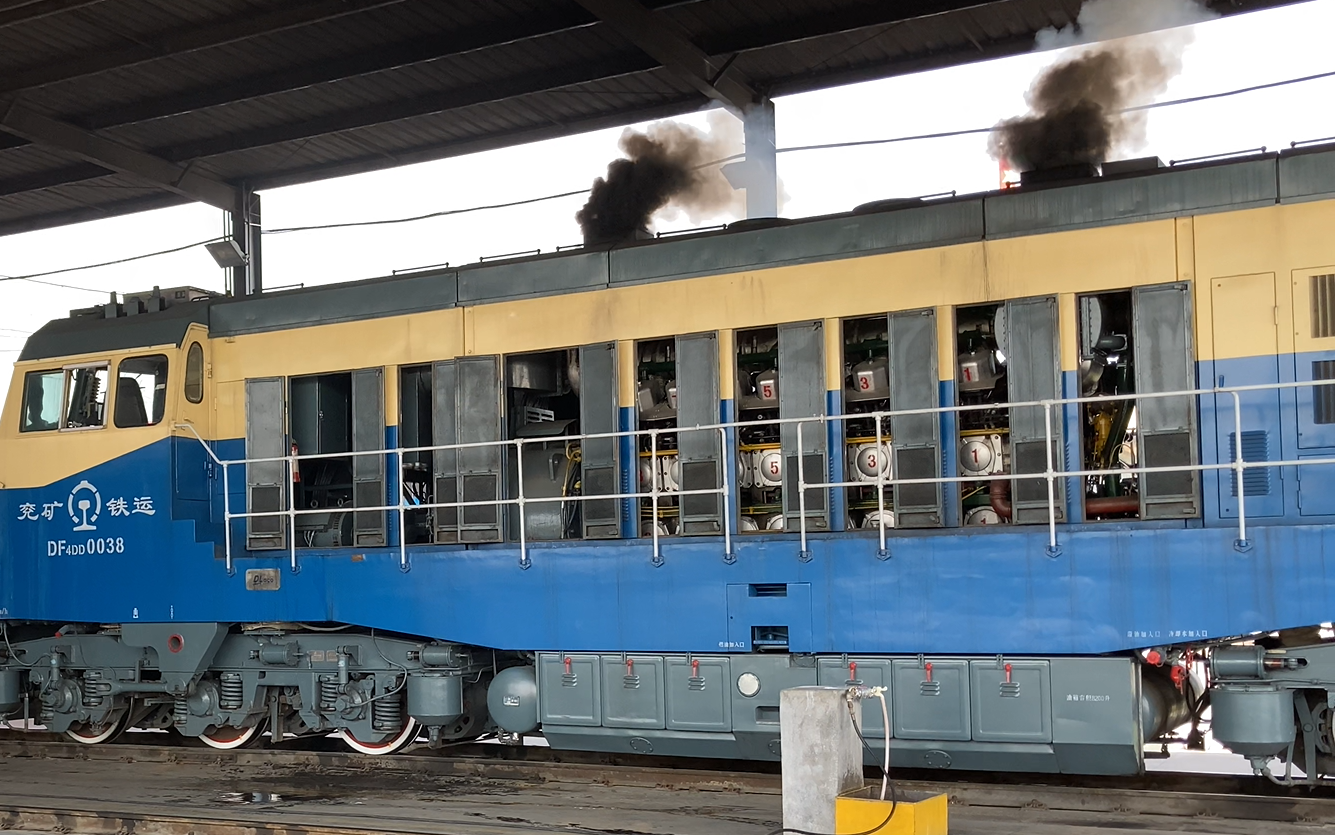 铁路拍车内燃机车df4dd两台机车分别启机