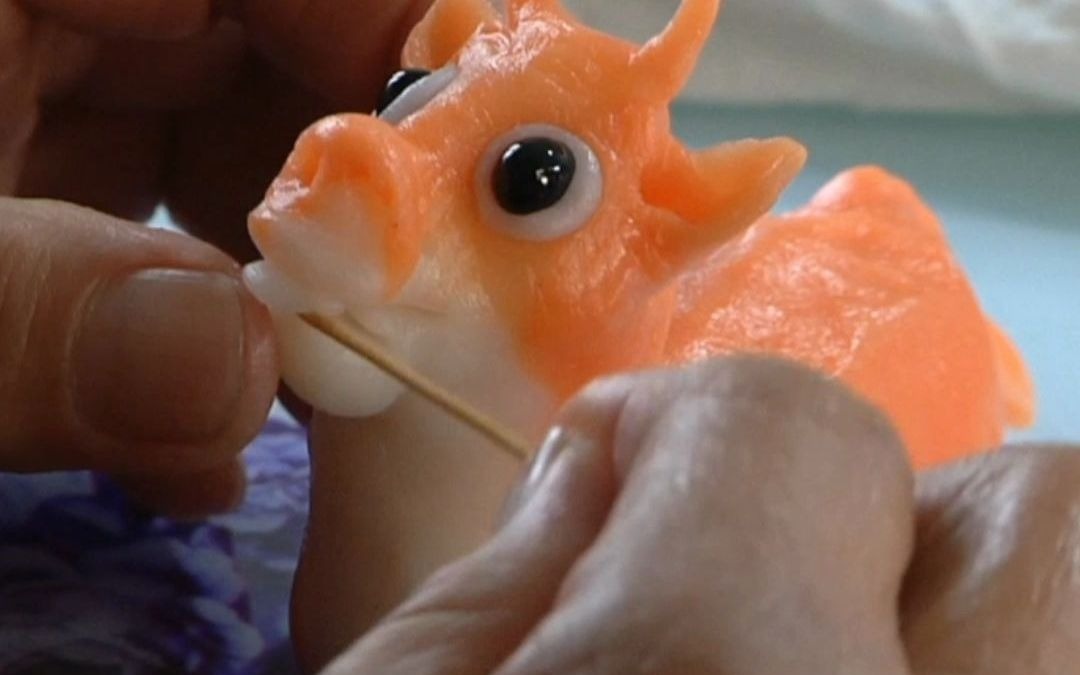 温州大妈用面团捏出两头牛