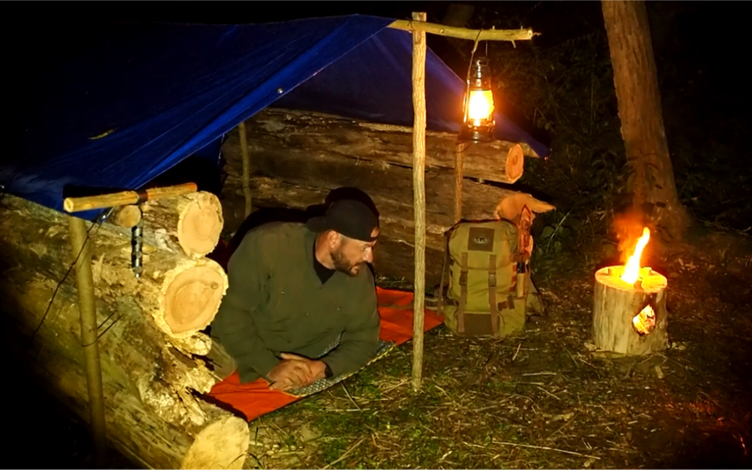 【bushcraft】建造一个简易庇护所独自过夜.烹饪面条,制作瑞典火炬.