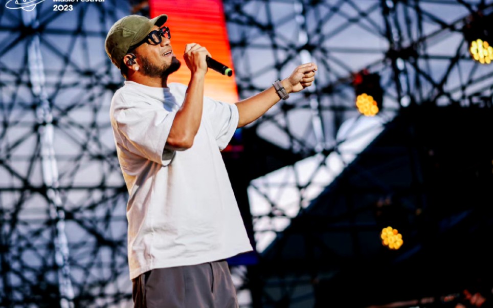 张震岳超燃现场!乌鲁木齐草莓音乐节!