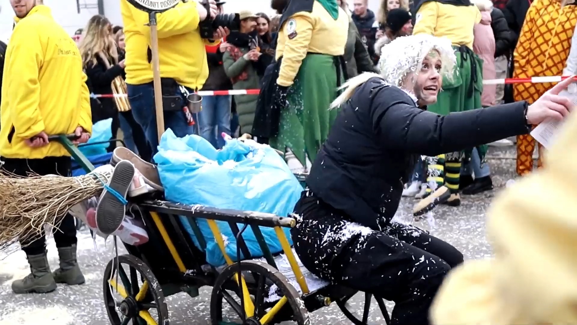 德国狂欢节 例行脱女生鞋