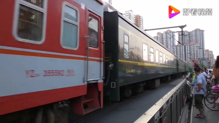 hxd3c牵引刷红25g列车k571通过农服所道口