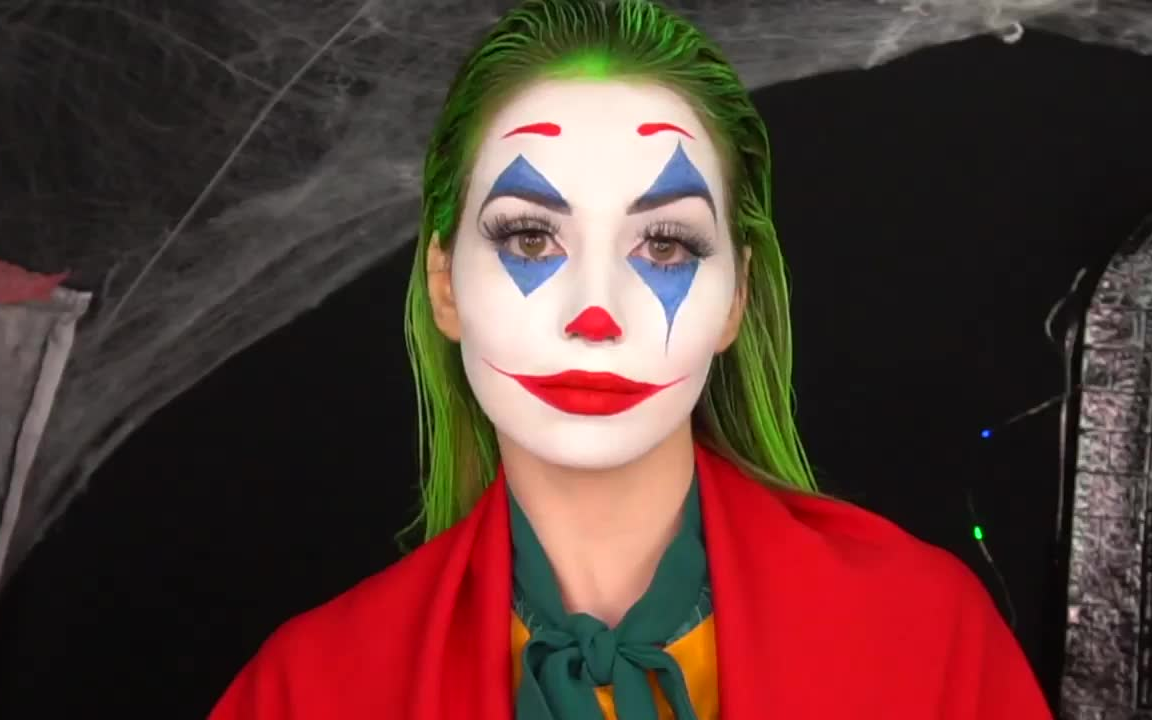 国外女子美妆秀:仿妆小丑妆容你觉得像吗?