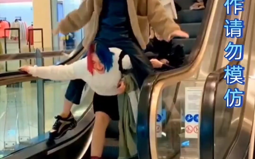 国外电梯美女恶搞路人,路人直接从胯下钻