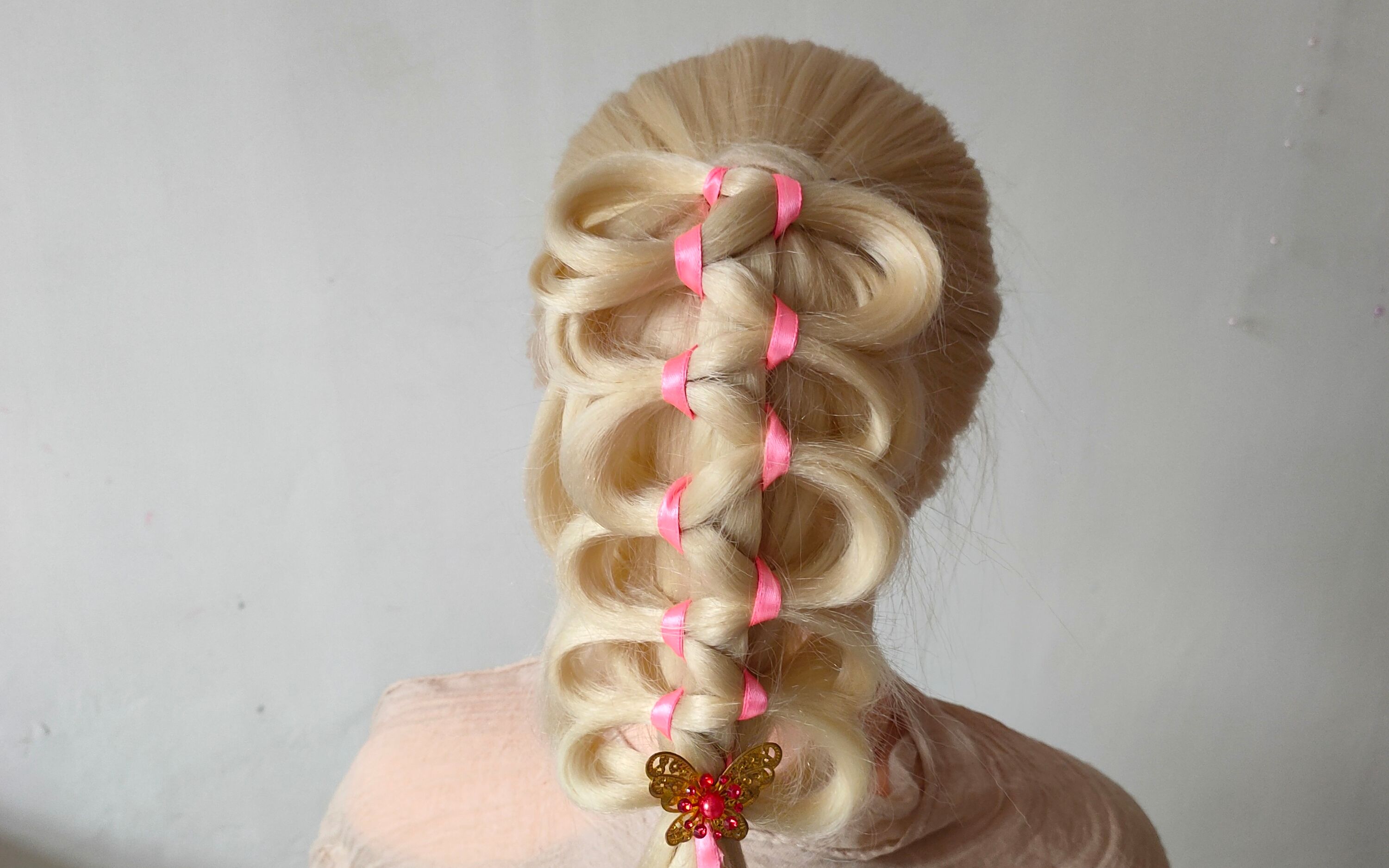 时尚背影甜圈编发 用两个橡皮筋一条彩带就能搞定 简单特好看