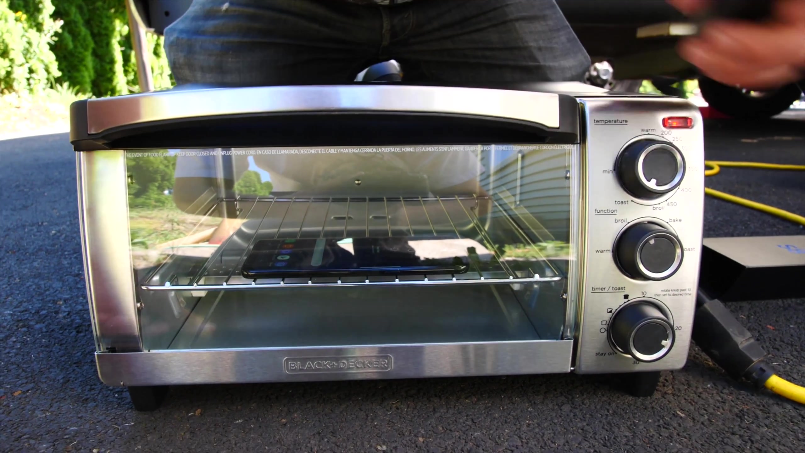 把三星s8放烤箱里,超高温直接烤成火!