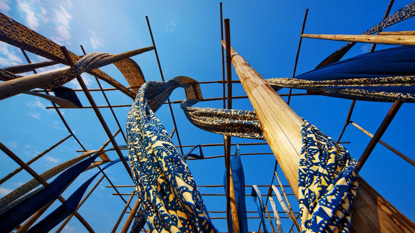 浙江桐乡乌镇,晾晒的染色丝绸(08 tao images limited/getty images