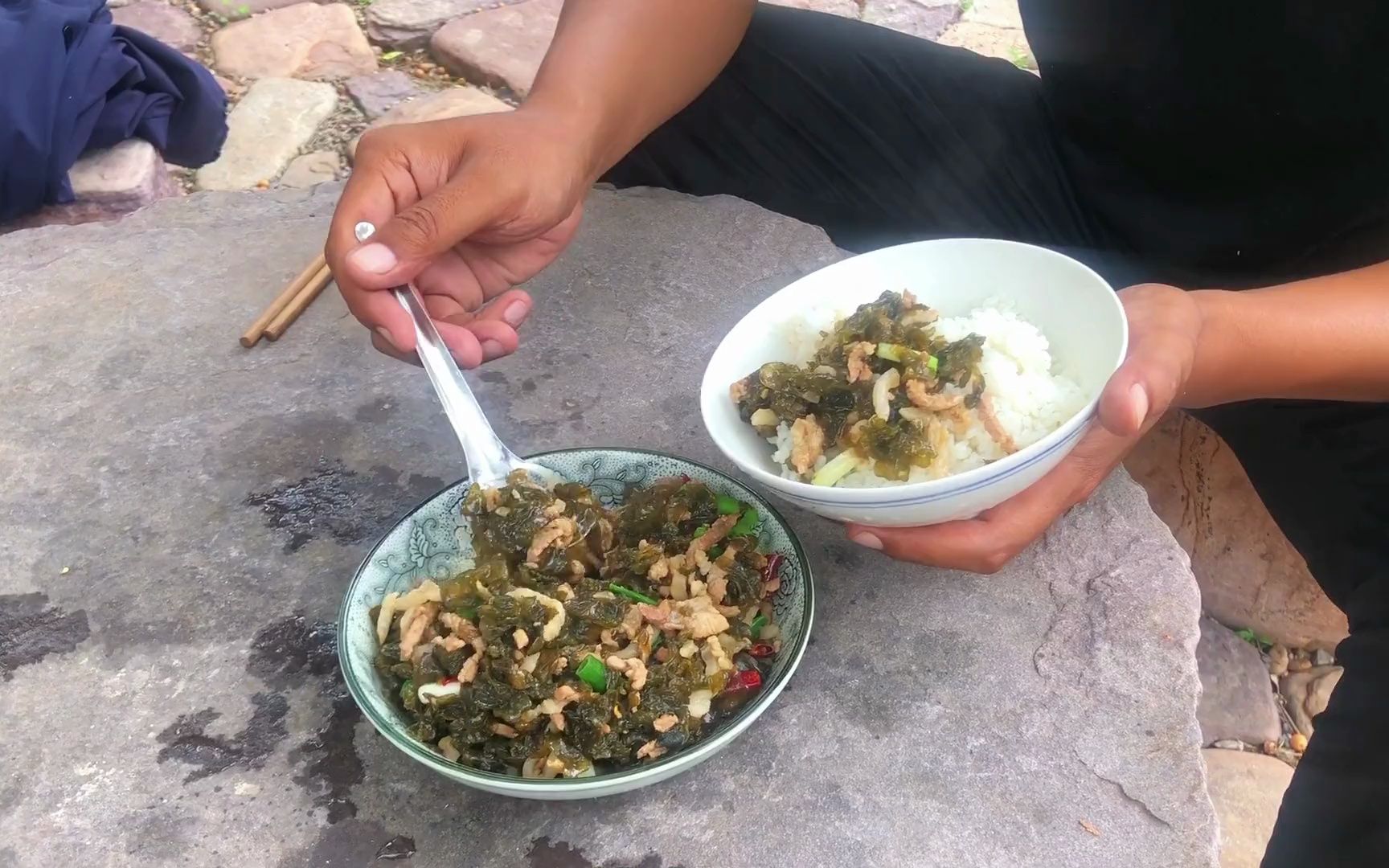 90后隐居太行山,采山珍食野菜饮泉水,地皮菜软嫩爽滑鲜香无比哔哩哔哩bilibili