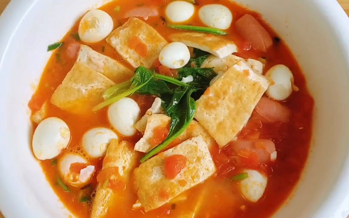 鹌鹑蛋炖豆腐,用西红柿调味,下米饭或给面条做汤底都很味美