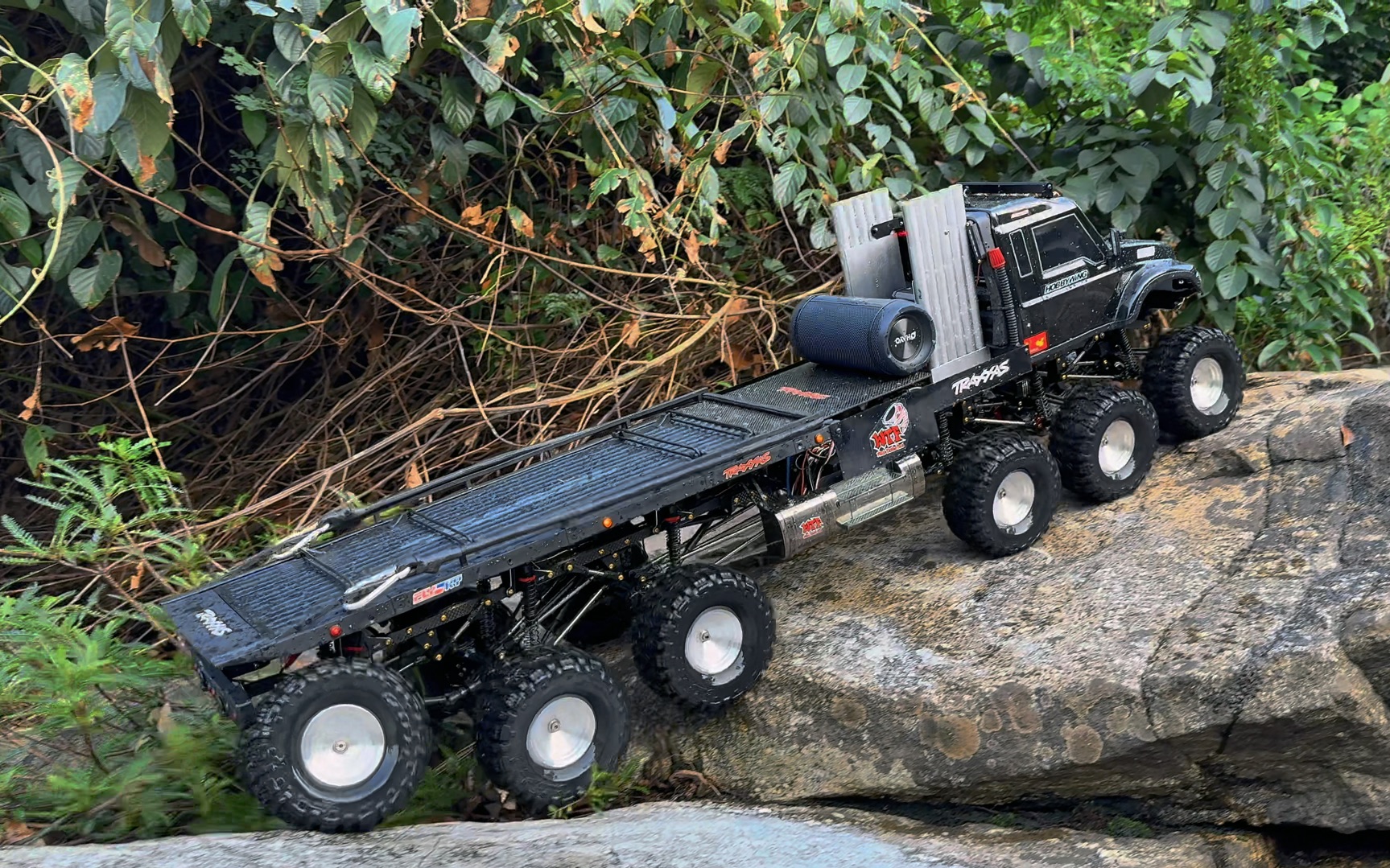 中石油战略合作伙伴"trx12",12驱rc越野卡车横跨激流