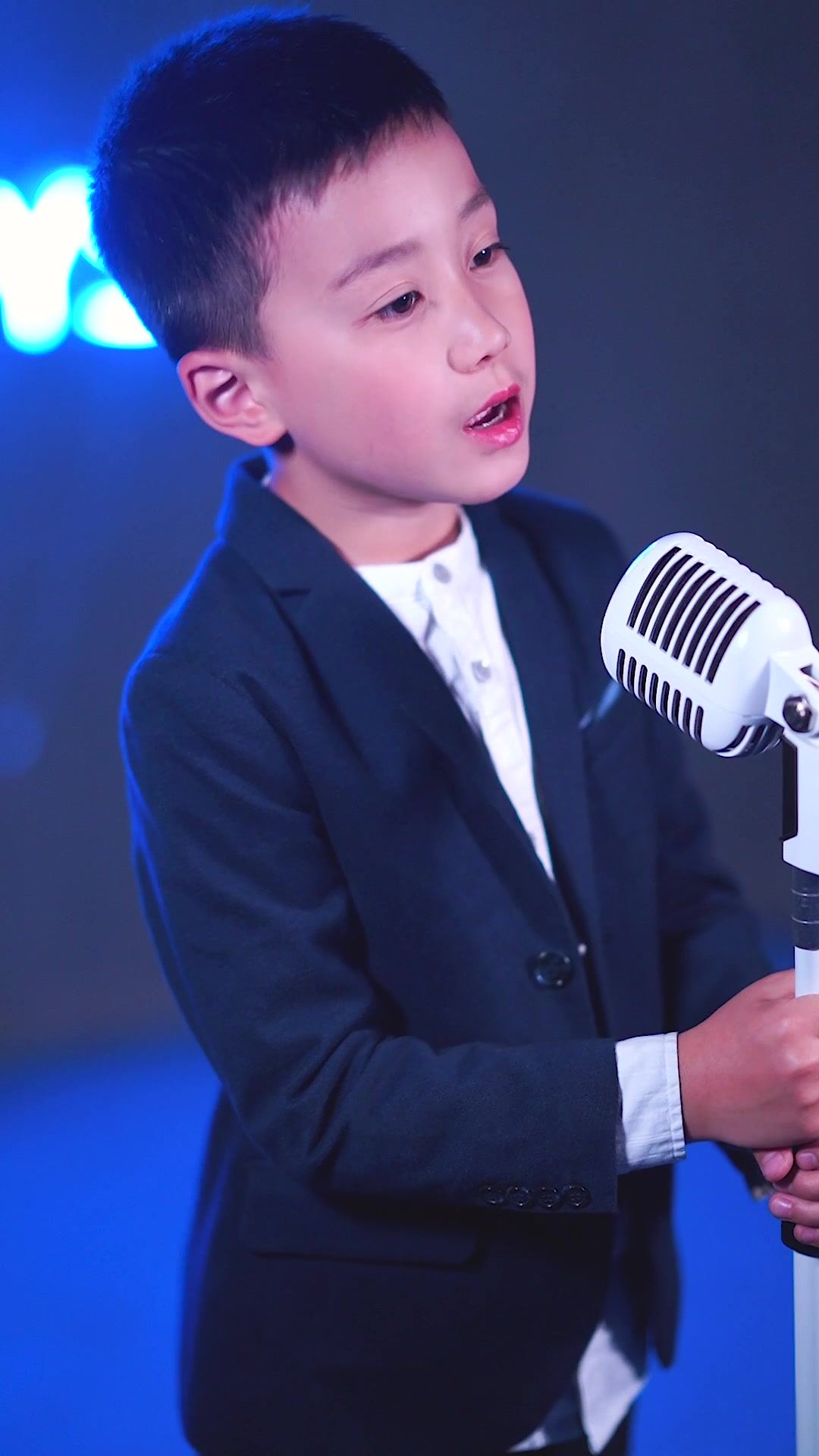 【优秀少年刘沝笑】阳光微笑boy现场翻唱《栀子花开》