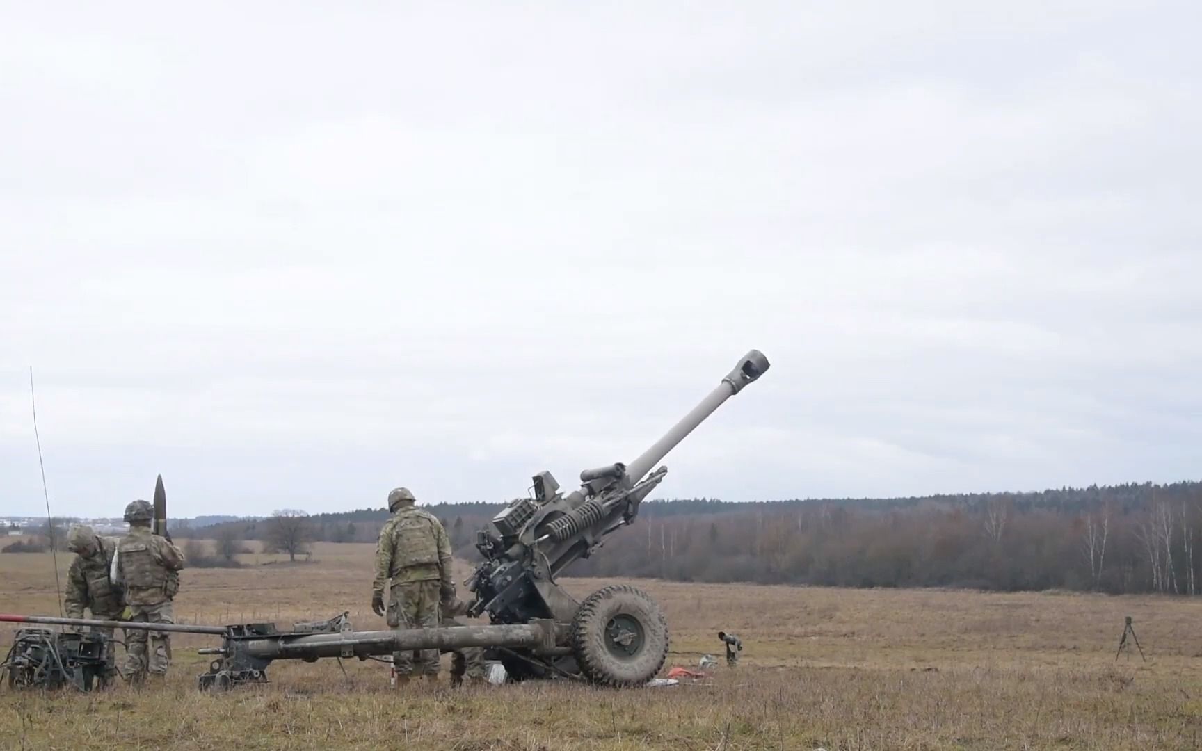 美国陆军发射m119105毫米榴弹炮