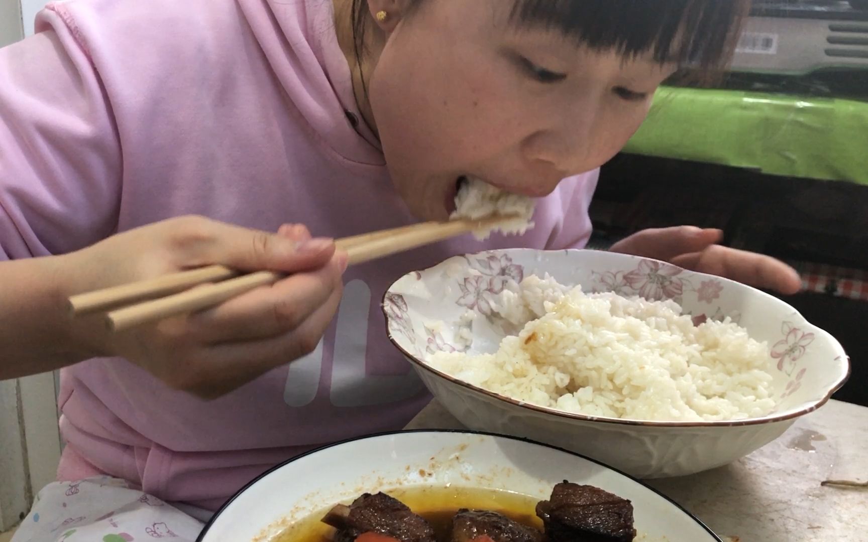 一斤排骨一盆饭妹子吃红烧排骨一口排骨三口饭汤汁都不放过过瘾