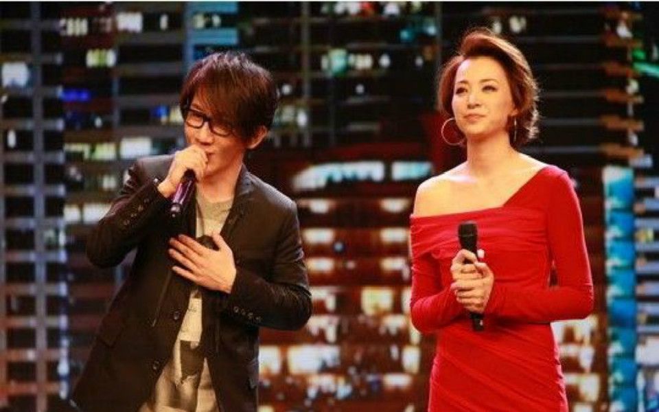 【谦卿】【刘谦x董卿】钢琴哭:无奈气氛唤出处境的沉重 不肯松手但