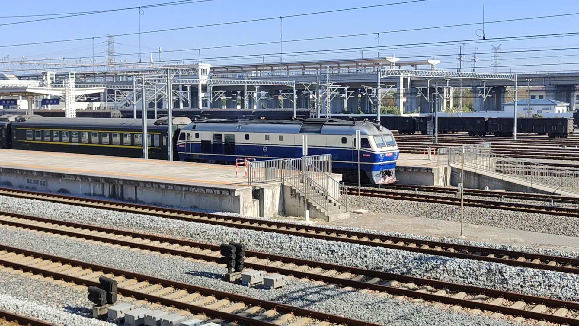 df11-0043牵引k563次列车海安站出站