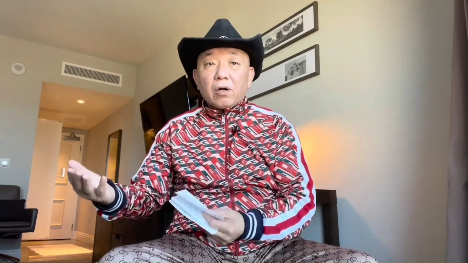 北美崔哥:飞鸟空中撞飞机,四十斤瞬间成四吨
